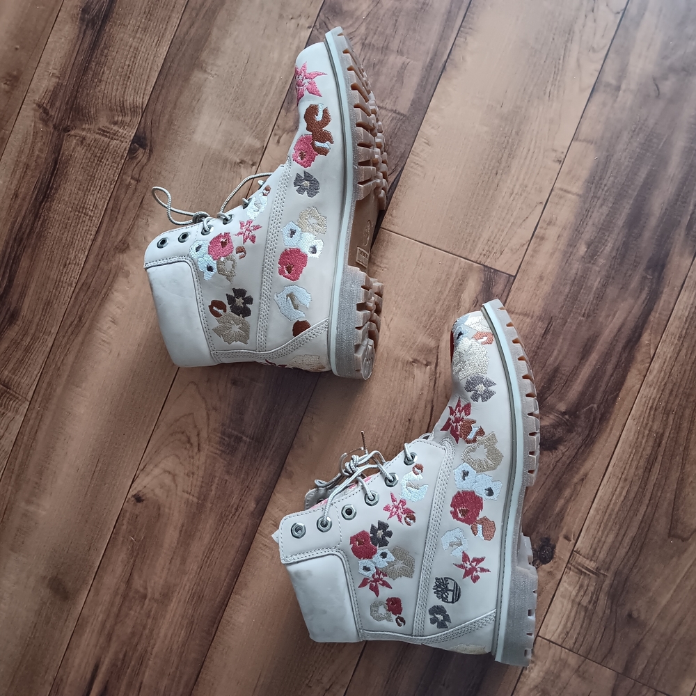Timberland Floral Embroidered Women's Boots - Cream and Red - Picture 2 of 7